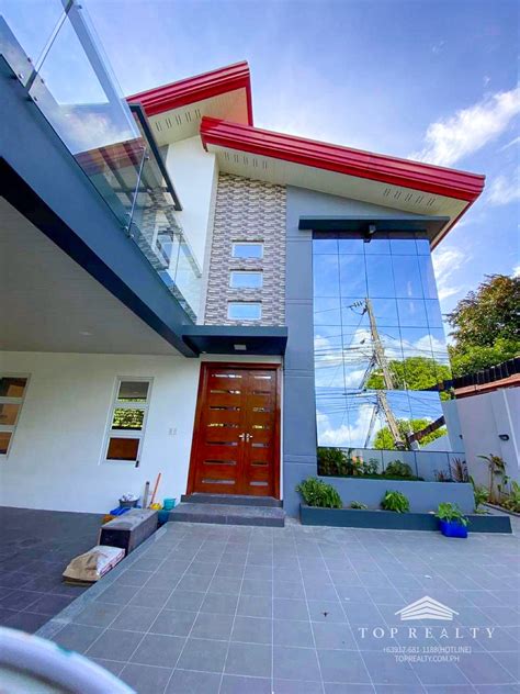 House and Lots in Doña Carmen Heights .